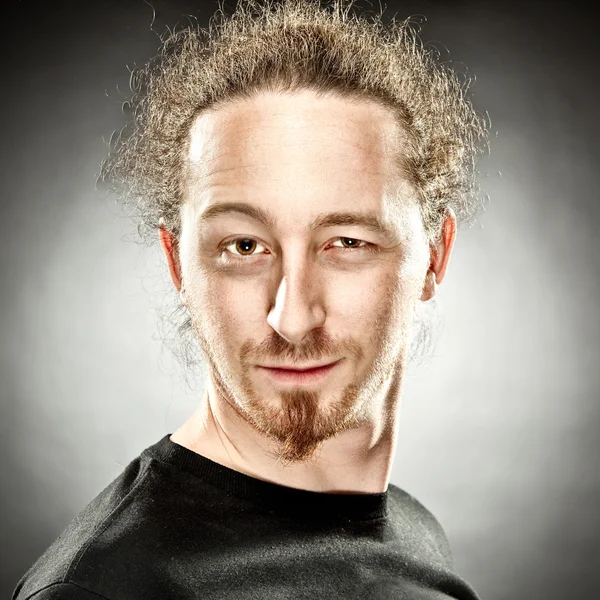 Hombre con perilla guiño retrato sobre fondo gris —  Fotos de Stock