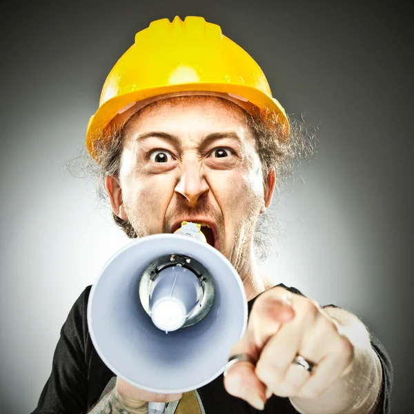 Trabalhador gritar através do megafone no fundo preto — Fotografia de Stock