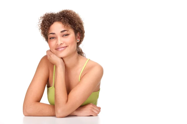 Bonito cabelo encaracolado menina africana sorriso retrato isolado no branco — Fotografia de Stock