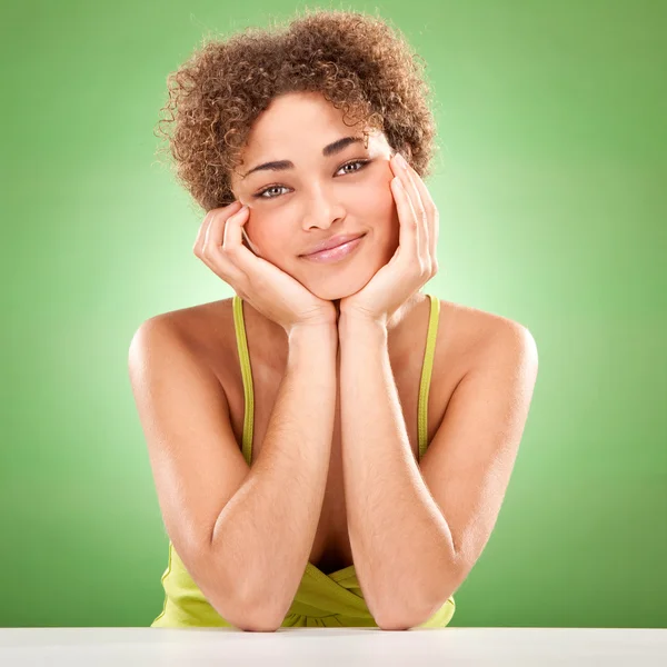Mooi krullend haar Afrikaanse meisje glimlach portret op groene achtergrond — Stockfoto