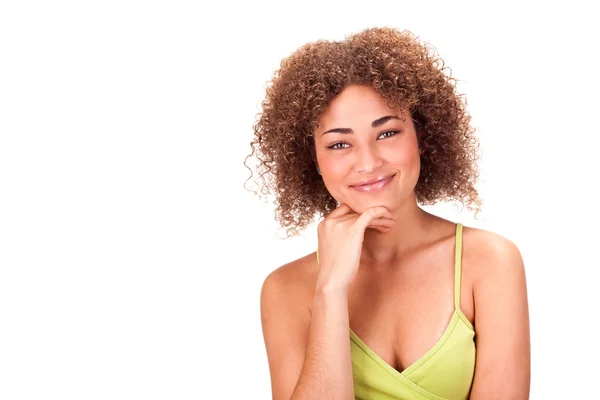 Красиве кучеряве волосся африканська дівчина посміхається портрет ізольовано на білому — стокове фото