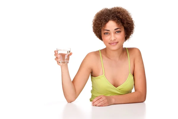 Bonito encaracolado Africano menina água vidro retrato isolado branco — Fotografia de Stock