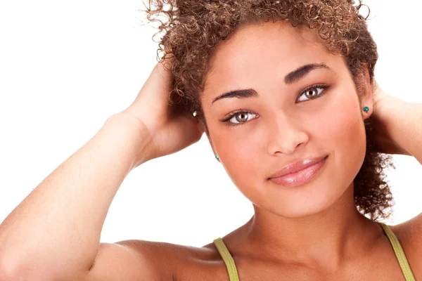 Hermoso pelo rizado chica africana sonrisa retrato aislado en blanco —  Fotos de Stock