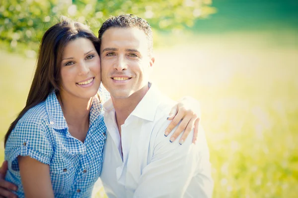 Jonge brunette paar samen plezier in het park — Stockfoto