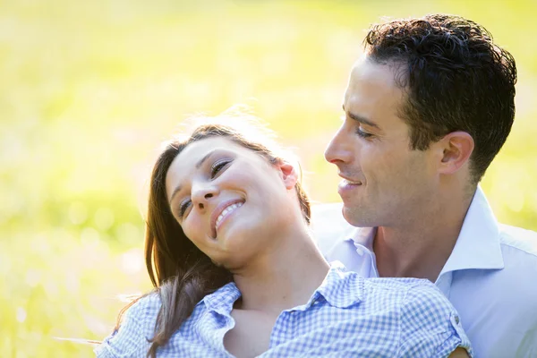 Jonge brunette paar samen plezier in het park — Stockfoto