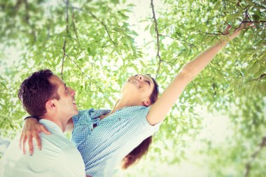 genç esmer çift parkta birlikte eğleniyor