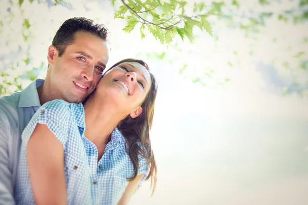 Junges brünettes Paar hat Spaß zusammen im Park — Stockfoto