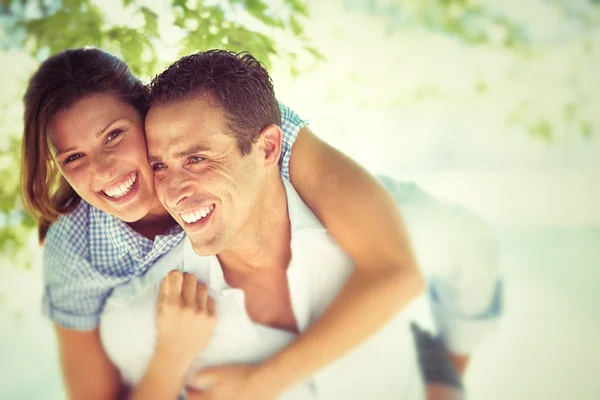 Joven morena pareja divirtiéndose juntos en el parque — Foto de Stock