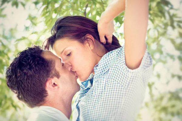 Jeune couple brune baiser ensemble au parc — Photo