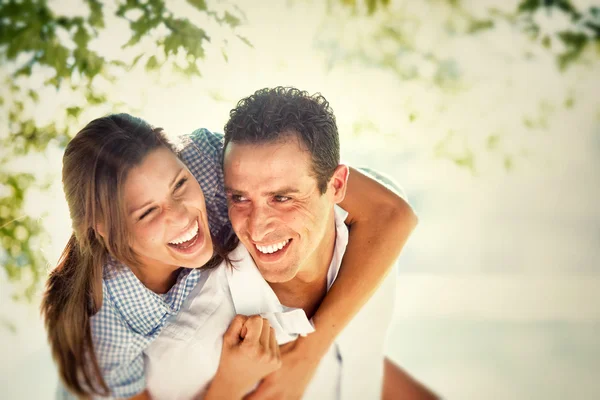 Junges brünettes Paar hat Spaß zusammen im Park — Stockfoto