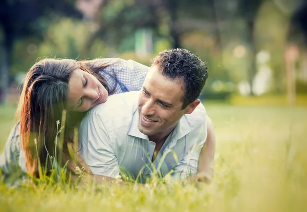 Jonge brunette paar samen plezier in het park — Stockfoto