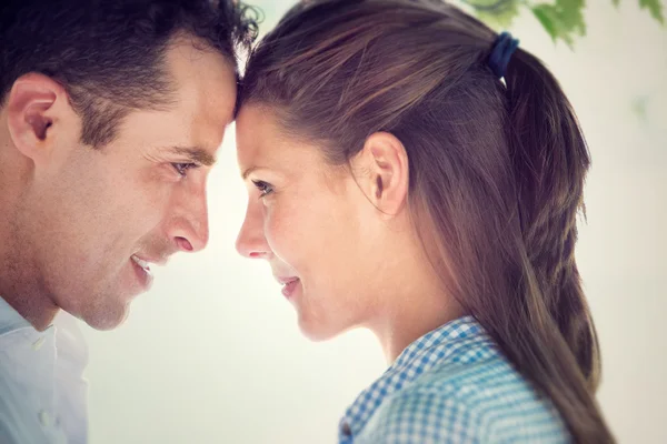 Jonge brunette paar samen plezier in het park — Stockfoto