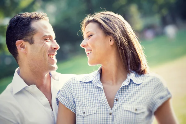 Jonge brunette paar samen plezier in het park — Stockfoto