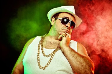 İtalyan komik mafya patronu rapçi fanila ve dumanlı arka plan üzerinde güneş gözlüğü