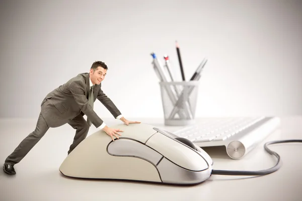 Piccolo uomo d'affari sorridente con topo gigante in ufficio — Foto Stock