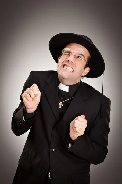 Jovem padre rezar retrato no fundo cinza — Fotografia de Stock