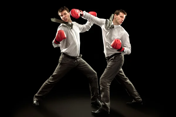 Deporte hombre de negocios boxeo contra sí mismo — Foto de Stock