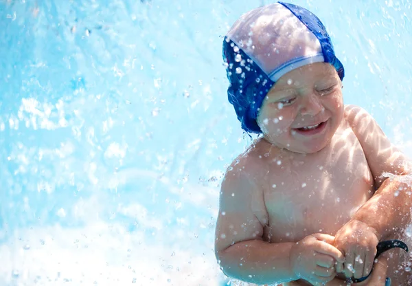 Niño feliz con gorra de piscina diviértete en una piscina — Foto de Stock