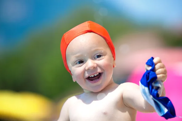 Boldog gyermek medence kap jó szórakozást a medencében — Stock Fotó
