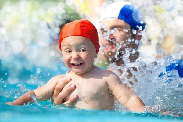 Boldog gyermek medence kap jó szórakozást a medencében — Stock Fotó