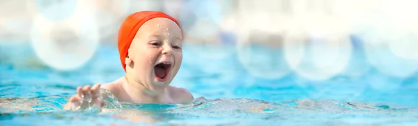 Happy child with swimming pool cap have fun in a pool — Stock Photo, Image