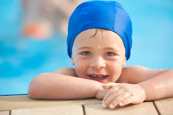 Niño feliz con gorra de piscina diviértete en una piscina — Foto de Stock