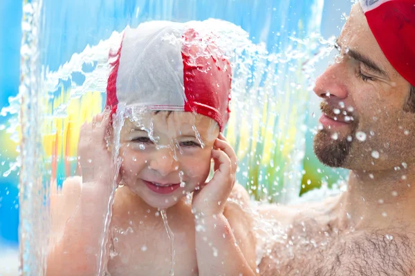 Feliz niño y papá con gorra de piscina divertirse en una piscina — Foto de Stock