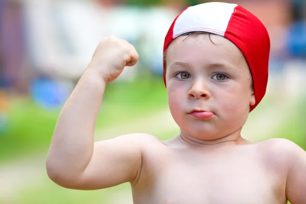 Niño feliz con gorra de piscina diviértete en una piscina —  Fotos de Stock