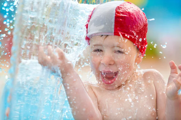 Niño feliz con gorra de piscina diviértete en una piscina — Foto de Stock