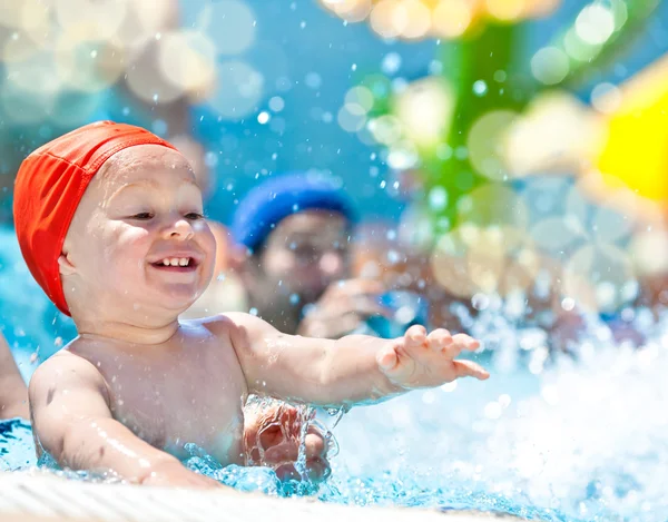 Niño feliz con gorra de piscina diviértete en una piscina — Foto de Stock