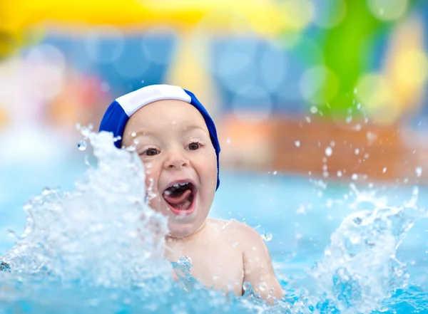 Niño feliz con gorra de piscina diviértete en una piscina — Foto de Stock