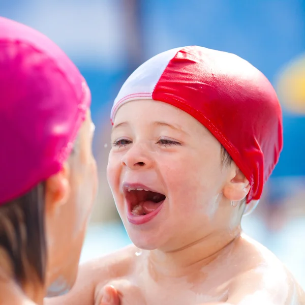 Boldog gyermek és anya a medence mellett kap szórakozás a medencében — Stock Fotó