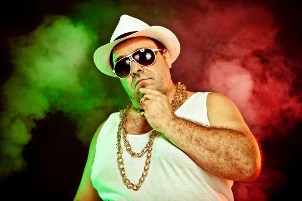 Italiano divertido mafia jefe rapero con camiseta y gafas de sol sobre fondo ahumado —  Fotos de Stock