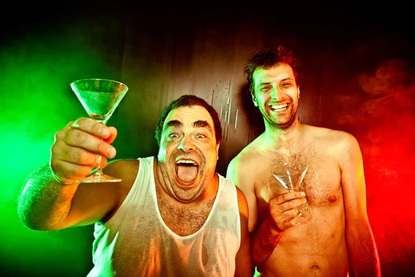 Dva opilí muž s koktejlem v klubu — Stock fotografie