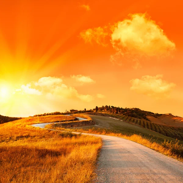 Maravilhoso italia tuscany colina ao nascer do sol ou pôr do sol estrada cênica — Fotografia de Stock
