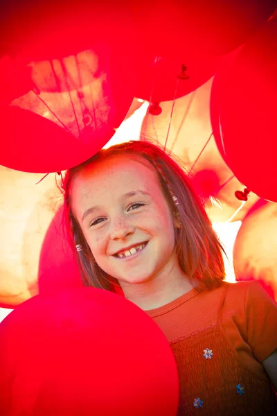 Piękna, młoda dziewczyna z czerwony balon w słoneczny dzień — Zdjęcie stockowe