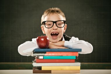 Genç zeki öğrenci düşünmek elma ve yazı tahtası