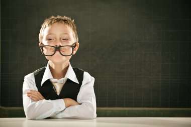 Genç inek öğrenci ile gözlük ve yazı tahtası