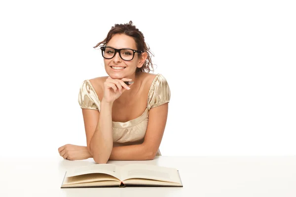 Schöne Studentin oder Lehrerin studieren und lesen Buch isoliert auf weiß — Stockfoto