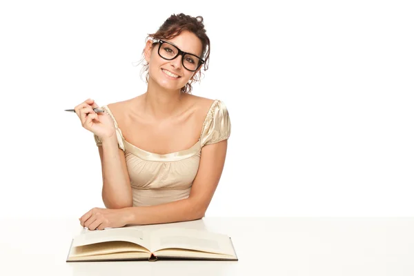 Schöne Studentin oder Lehrerin studieren und lesen Buch isoliert auf weiß — Stockfoto