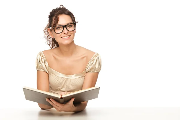 Piękny student lub nauczyciel kobieta badania i czytanie książki na białym tle — Zdjęcie stockowe