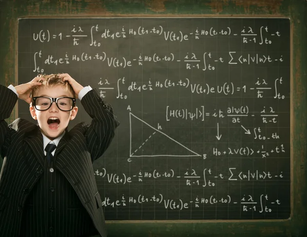 Jovem cientista inteligente crianças estudantes escrever no quadro negro — Fotografia de Stock