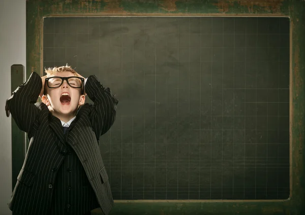 Junge kluge Wissenschaftlerkinder schreiben an Tafel — Stockfoto