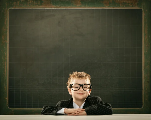 Junge kluge Wissenschaftlerkinder schreiben an Tafel — Stockfoto