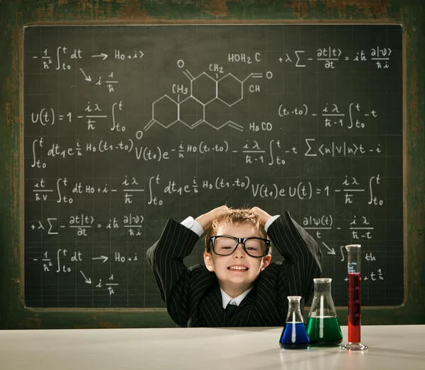 Joven elegante inteligente estudiante de química o científico serio pose con pizarra —  Fotos de Stock