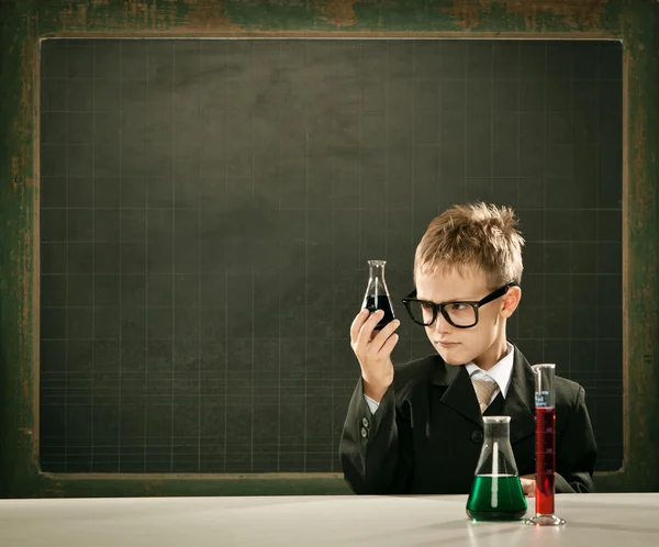 Joven elegante inteligente estudiante de química o científico serio pose con pizarra —  Fotos de Stock