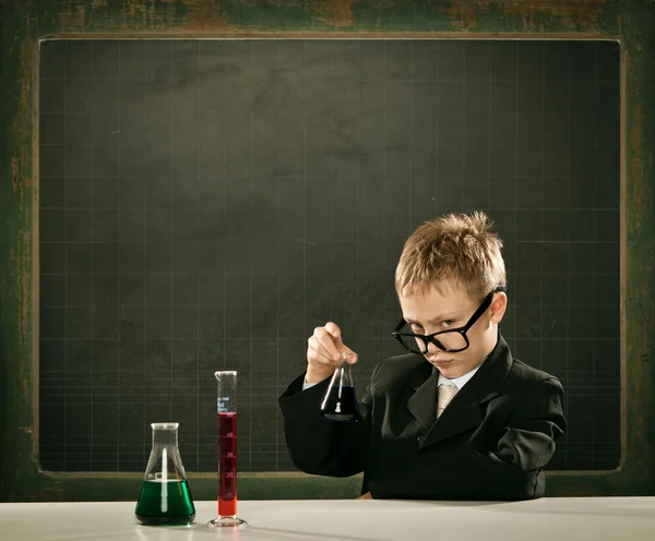 Joven elegante inteligente estudiante de química o científico serio pose con pizarra —  Fotos de Stock