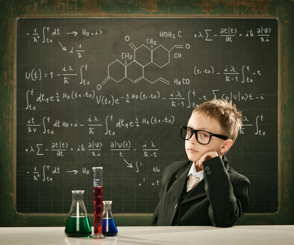 Νέοι κομψό έξυπνο χημεία φοιτητής ή επιστήμονας σοβαρές ποζάρουν με μαυροπίνακα — Φωτογραφία Αρχείου