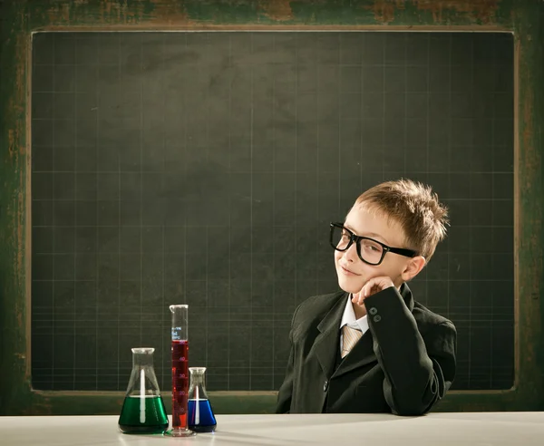 Jovem elegante inteligente estudante de química ou cientista pose séria com quadro-negro — Fotografia de Stock