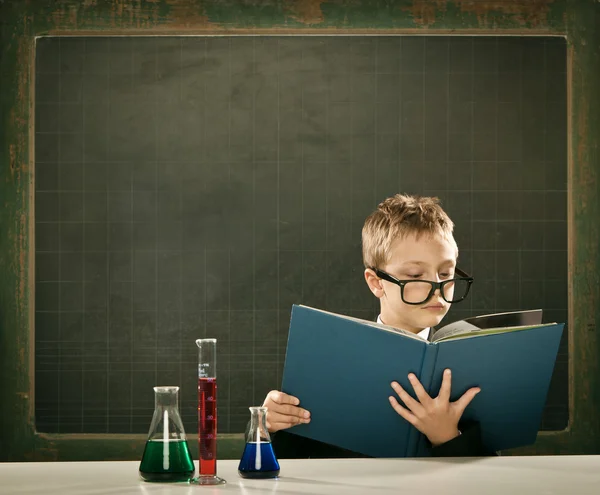 Unga eleganta smart kemi student eller forskare allvarlig pose med blackboard — Stockfoto